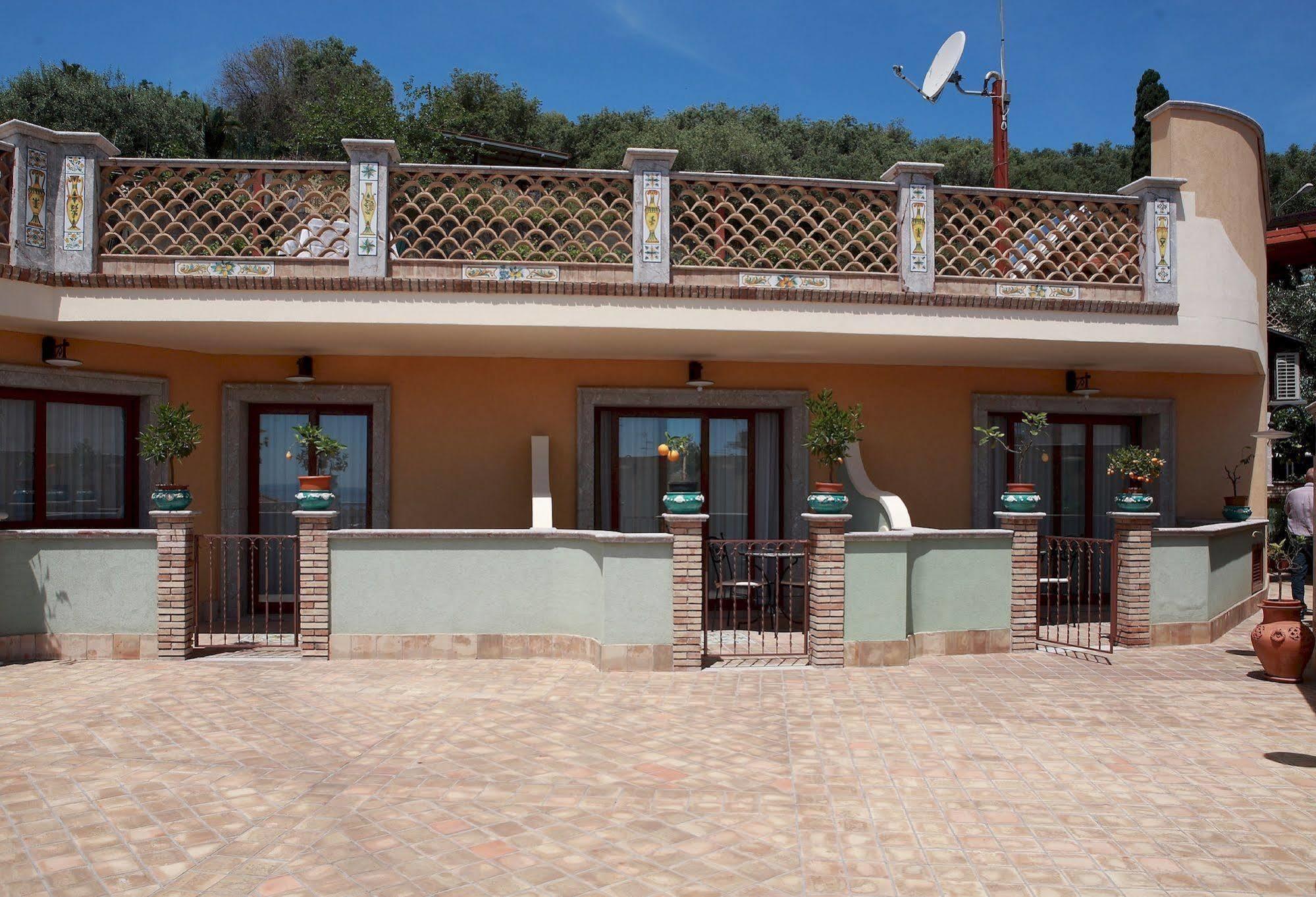 Villa Cristina Giardini Naxos Bagian luar foto