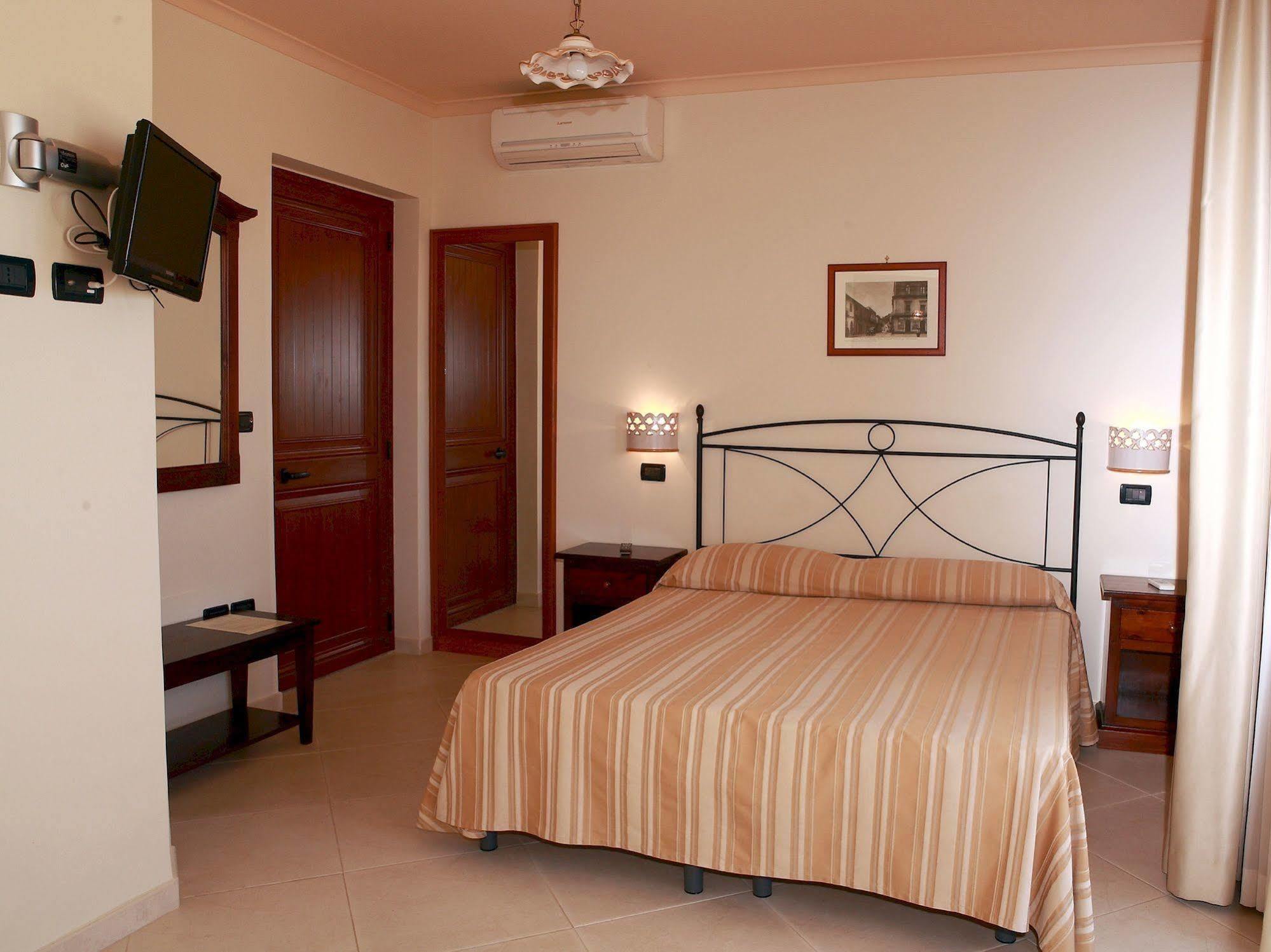 Villa Cristina Giardini Naxos Bagian luar foto
