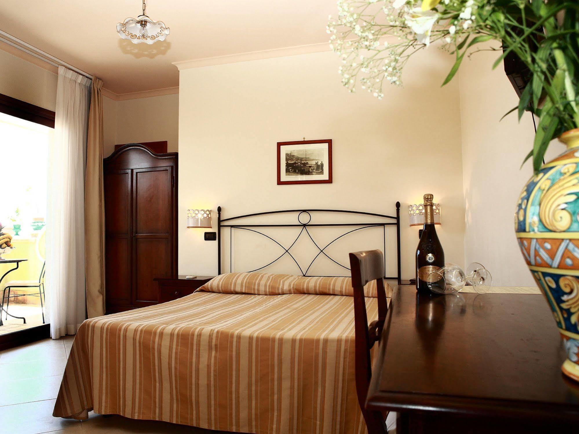 Villa Cristina Giardini Naxos Bagian luar foto