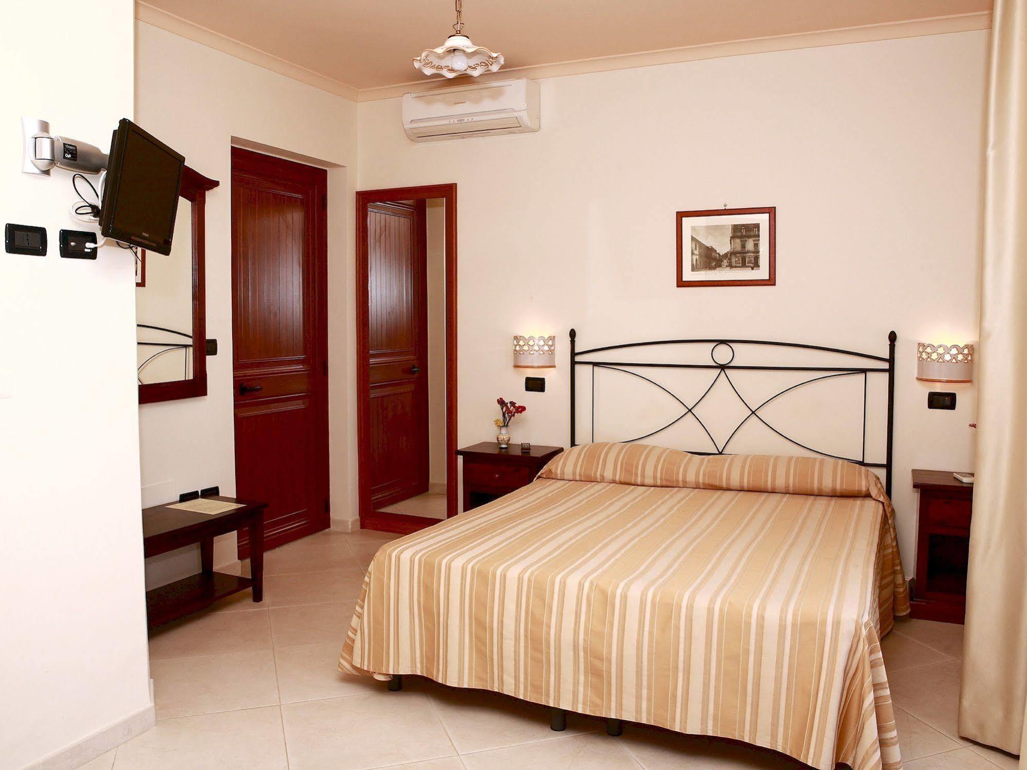 Villa Cristina Giardini Naxos Bagian luar foto