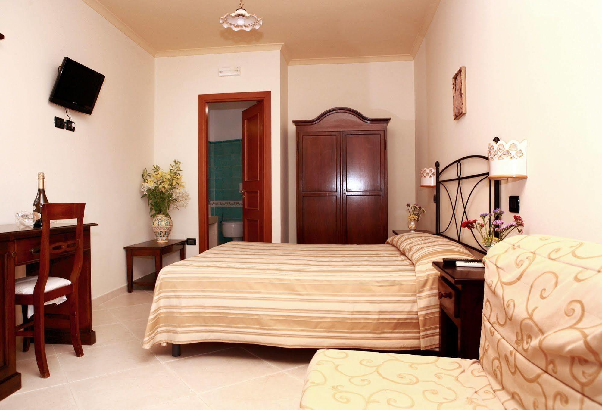 Villa Cristina Giardini Naxos Bagian luar foto