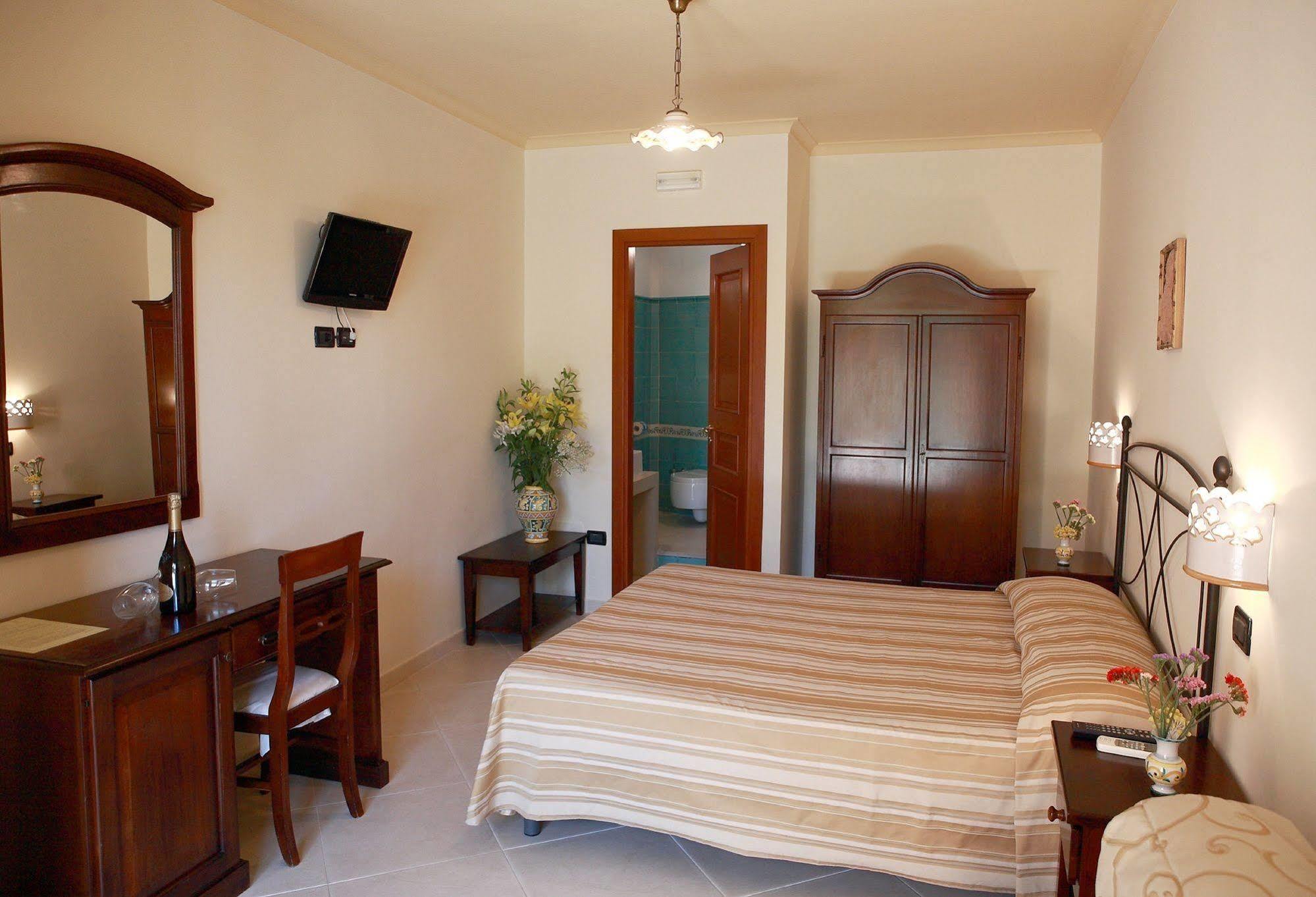 Villa Cristina Giardini Naxos Bagian luar foto