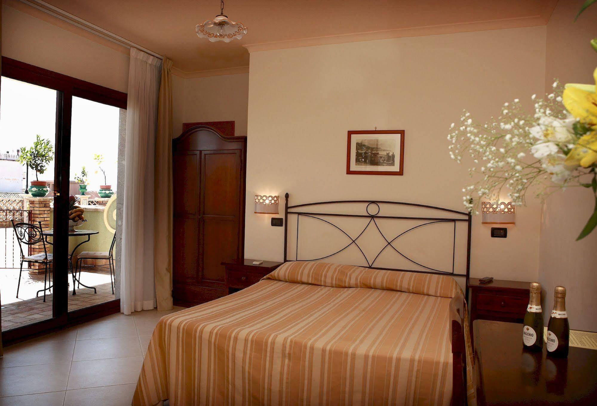 Villa Cristina Giardini Naxos Bagian luar foto