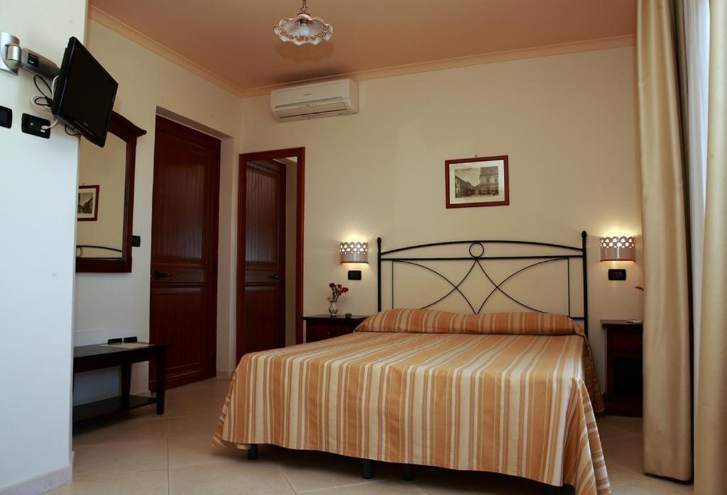 Villa Cristina Giardini Naxos Bagian luar foto